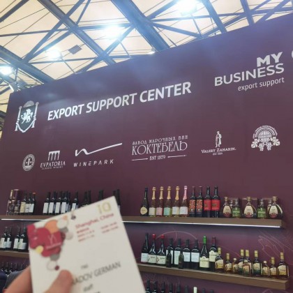 Переводчик Герман на выставке Переводчик FIC