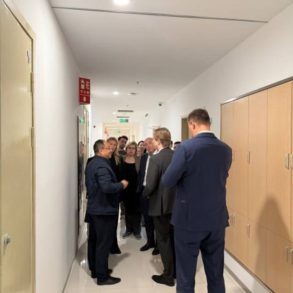 Перевод на переговорах с Московская правительственная группа в СЭЗ 临港