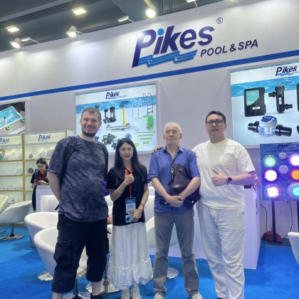 Переводчик Данияр на выставке Выставка