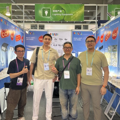 Переводчик Данияр на выставке Canton