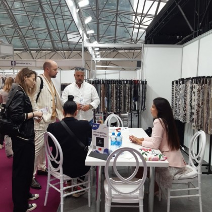 Переводчик Мехрибан на выставке Textile salon