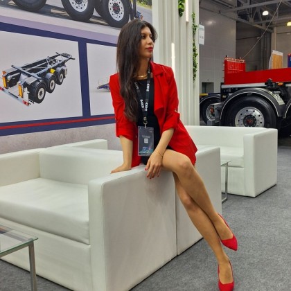 Переводчик Мехрибан на выставке Автомехпника