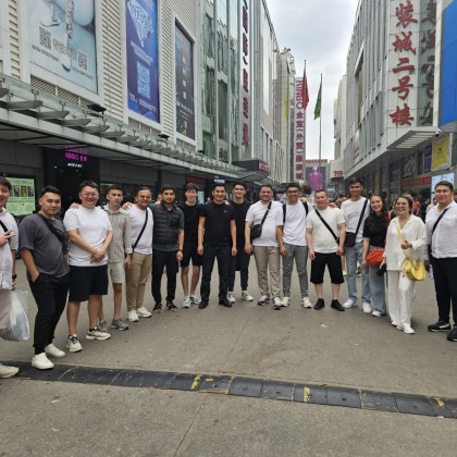 Переводчик Мадениет на выставке Кантонская выставка