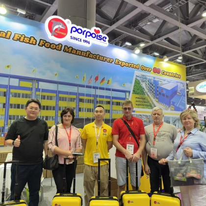 Переводчик Мадениет на выставке Выставка