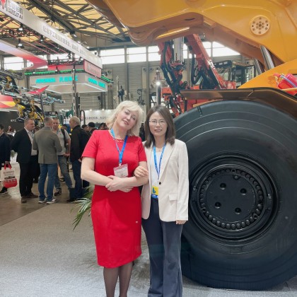 Переводчик Лиюнь на выставке BAUMA