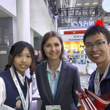 Переводчик Ирина на выставке Dental South China