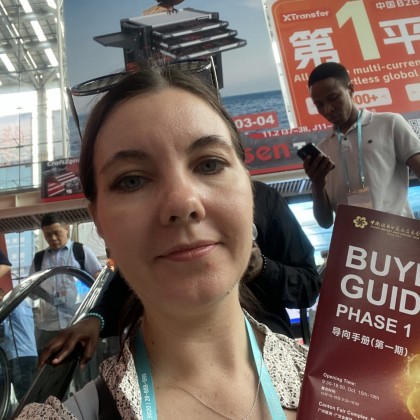 Переводчик Ekaterina на выставке Посещение выставки и сбор данных для клиента