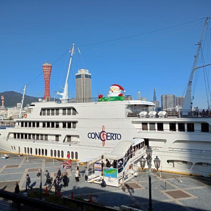 Переводчик Лариса на выставке Порт Кобэ