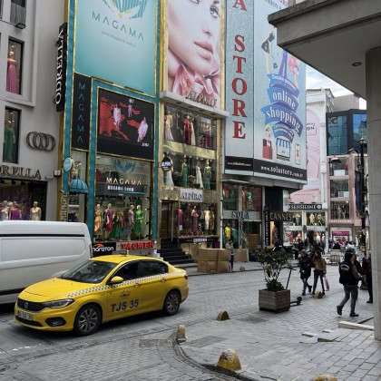 Перевод на рынке для закупа женской одежды