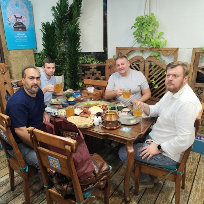 Перевод на переговорах с  импортёрами нефтехимических продуктов в Россию