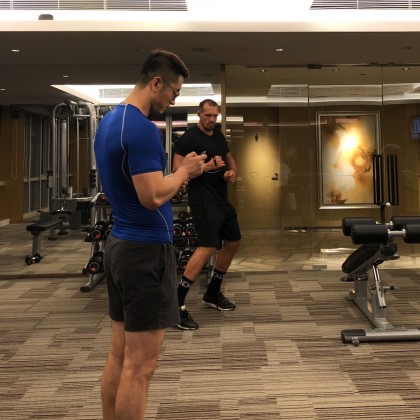 Переводчик Андрей на выставке С клиентом в спортзале после кантона