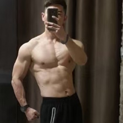 Переводчик Андрей на выставке В спортзале после выставки