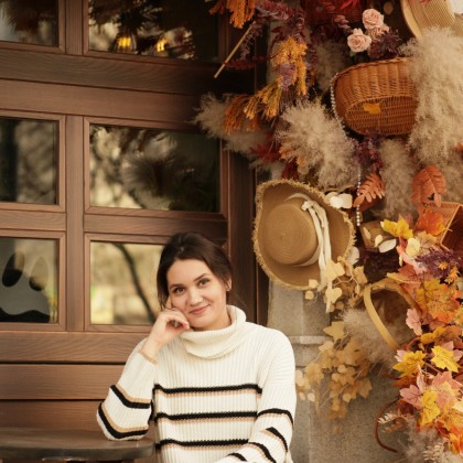 Переводчик Ольга на выставке мебели декора и дизайна