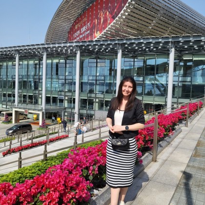 Переводчик Татьяна на выставке Посещение Кантонской выставки