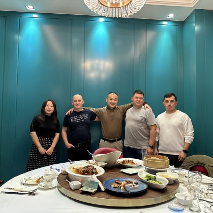 Перевод на переговорах с производителями деталей для подземных локомотивов