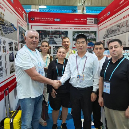 Переводчик Нуршервон на выставке Canton fair