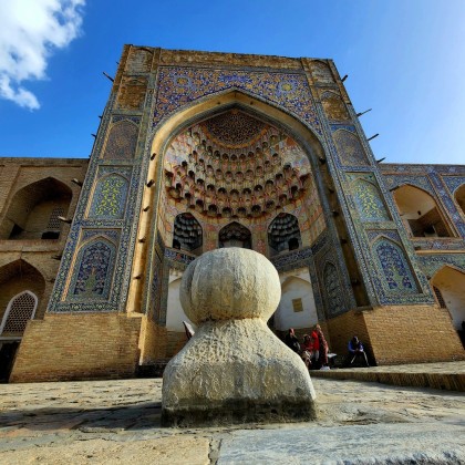 Переводчик Махлиё на выставке Мечеть Калон