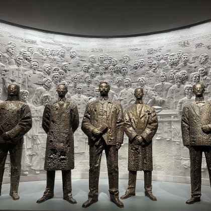 Переводчик Энни на выставке музей Гуян