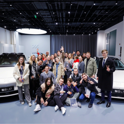 Переводчик Даниил на выставке автомобильной компании Zhiji