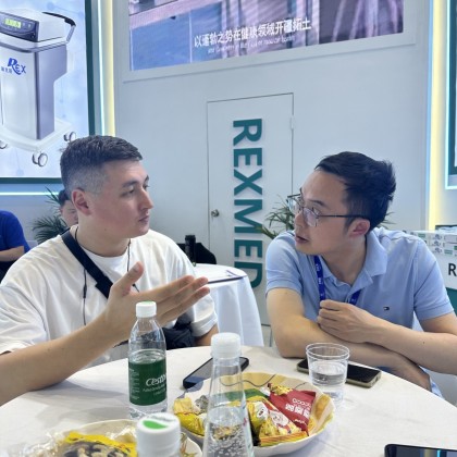 Переводчик Георгий на выставке Cmef , с клиентом выбираем и проверяем поставщика эндоскопов