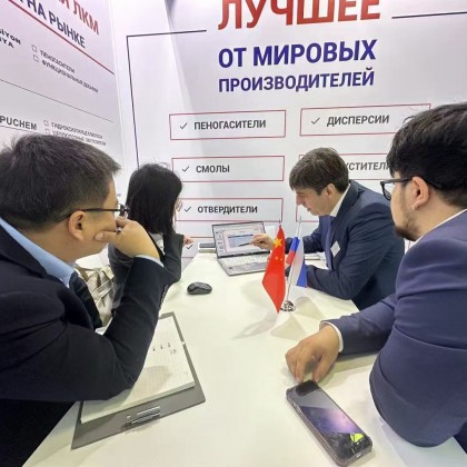 Переводчик вэньхао на выставке Интерлакокраск