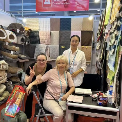 Переводчик Мария на выставке visit the exhibition