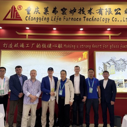 Переводчик Лэй на выставке China glass