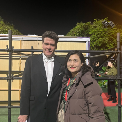 Переводчик SHIQI на выставке Музыка