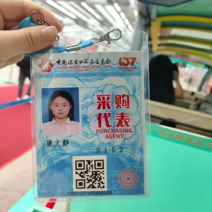 Переводчик Вэньцзин на выставке Кантонской ярмарки