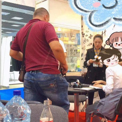 Переводчик Yining на выставке MIMS Automobility  Moscow