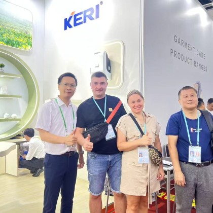 Переводчик YunZhi на выставке контонской