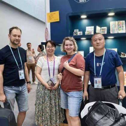 Переводчик YunZhi на выставке Canton Fair