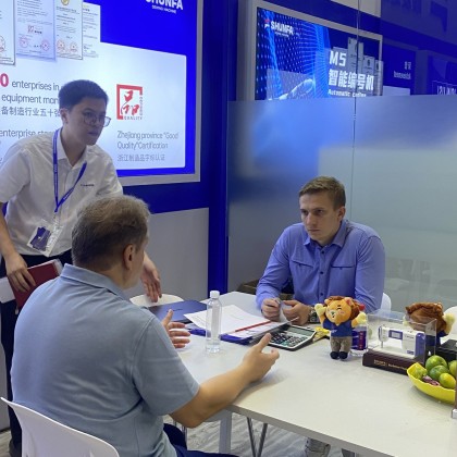 Переводчик Данила на выставке CISMA