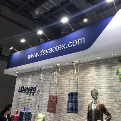 Переводчик Евгения на выставке Ткани и фурнитура