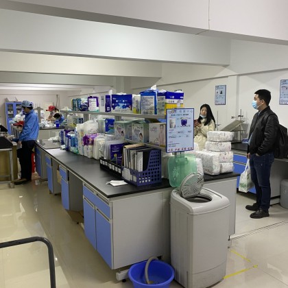 Переводчик Евгения на выставке Производство памперсов