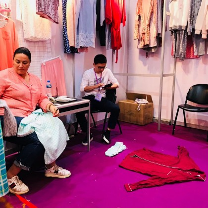 Переводчик Evgenia на выставке Кантонской, поиск производителей для клиента