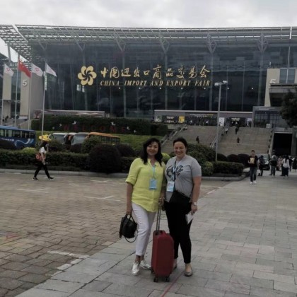 Переводчик Евгения на выставке Кантонской, ткани и одежда, поиск производителей