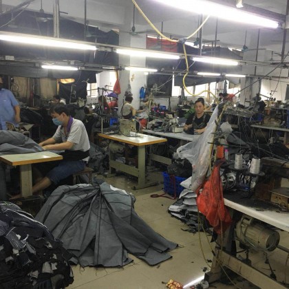 Проверка товара на джинсовой фабрике