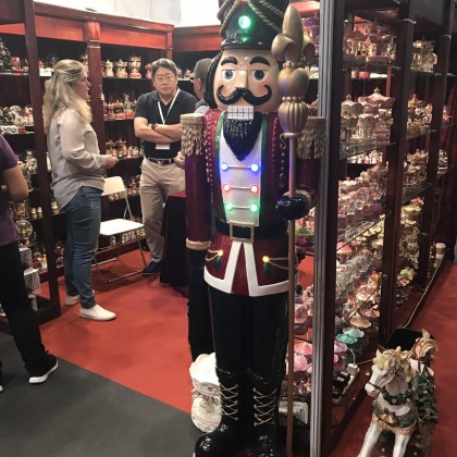 Переводчик Евгения на выставке игрушек, сувенирной продукции