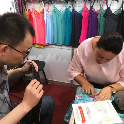 Переводчик Evgenia на выставке Кантонской