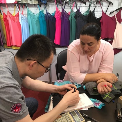 Переводчик Evgenia на выставке Кантонской, поиск производителей