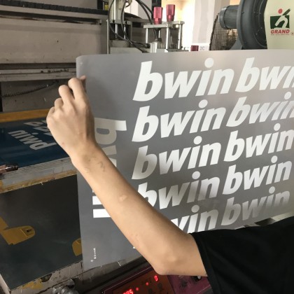 Перевод на заводе по принтам и трансферам