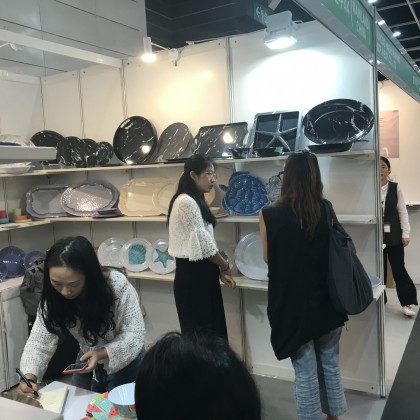 Переводчик Евгения на выставке посуды