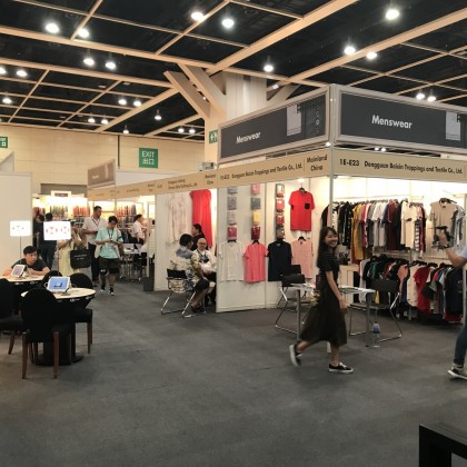 Переводчик Евгения на выставке недели моды