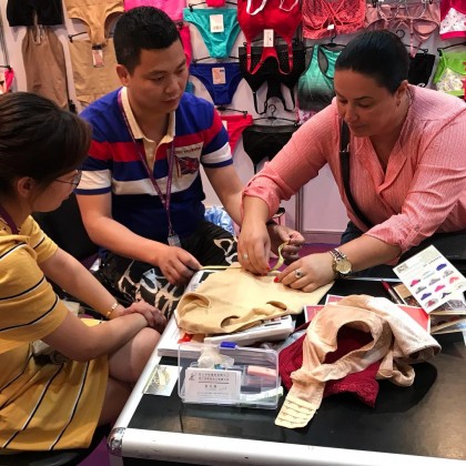 Переводчик Evgenia на выставке Кантонской, поиски поставщиков для производства одежды