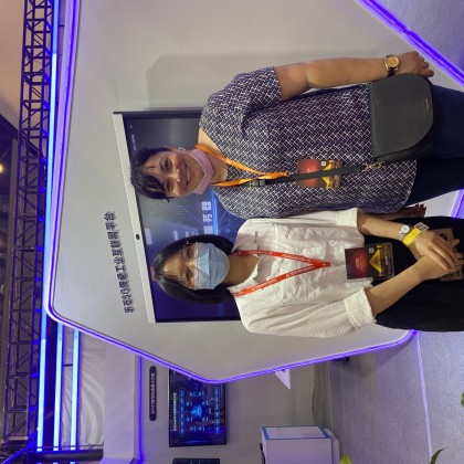 Переводчик Евгения на выставке Отделка дома, кафель, панели