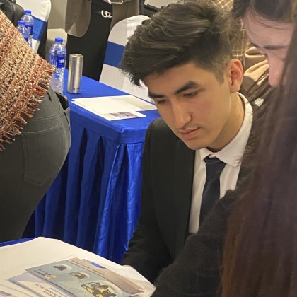 Переводчик Ходжи на выставке по экспорту авто