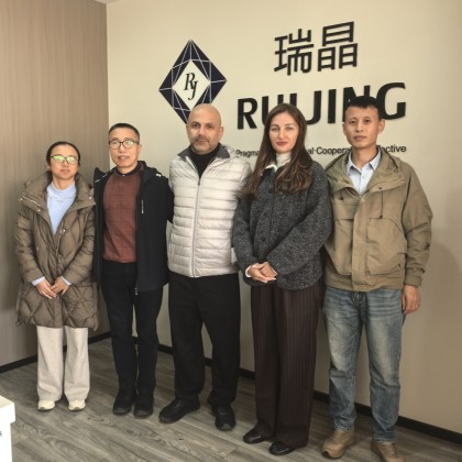 Переводчик Сун на выставке заводом