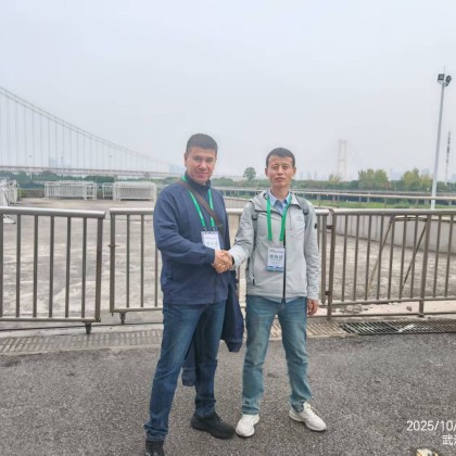 Переводчик Сун на выставке Пропуск