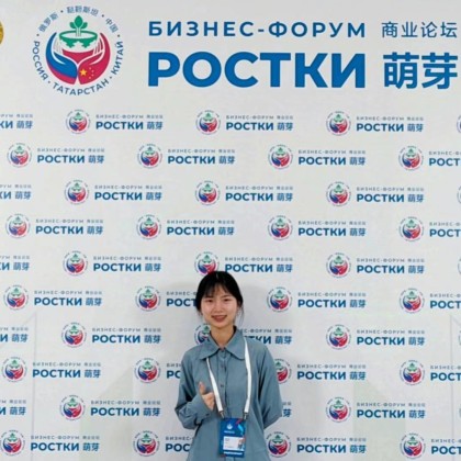 Переводчик Сяофэнь на выставке РОСТКИ